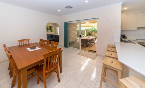 Beachside At Normanville - 7 Ronald Street - Holiday Cairns 2