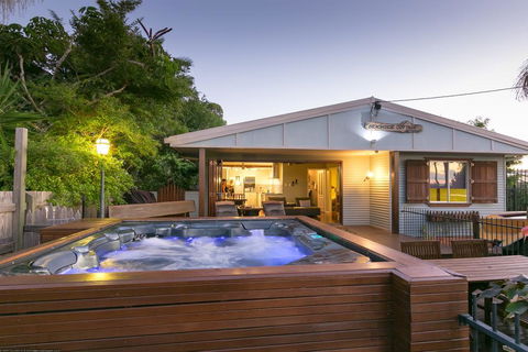 Beachside Cottages - Holiday Cairns 0