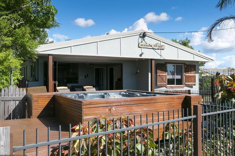 Beachside Cottages - Holiday Cairns 1