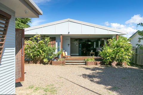 Beachside Cottages - Holiday Cairns 2