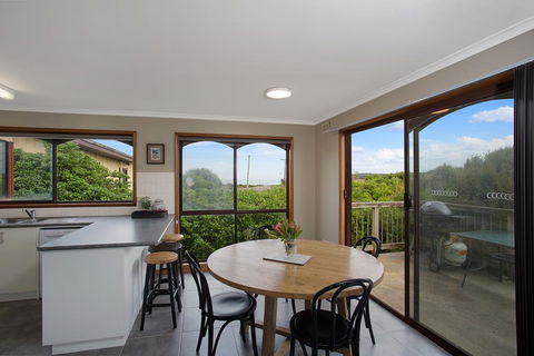 Beacon Point House - Holiday Cairns 0