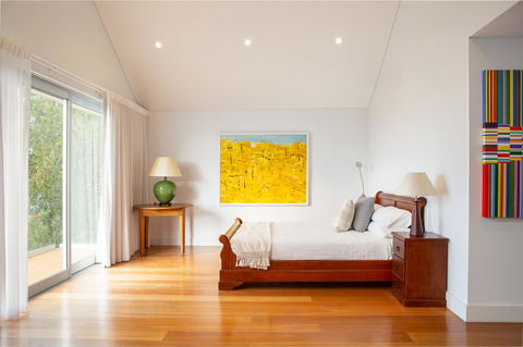 Beautiful Renovated Home With Water Views And Yard - Holiday Cairns 2