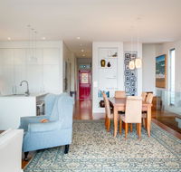 Beautiful Renovated Home With Water Views and Yard - Holiday Cairns