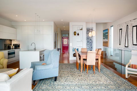 Beautiful Renovated Home With Water Views And Yard - Holiday Cairns 0