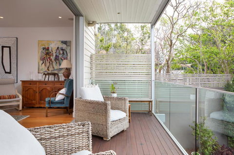 Beautiful Renovated Home With Water Views And Yard - Holiday Cairns 1