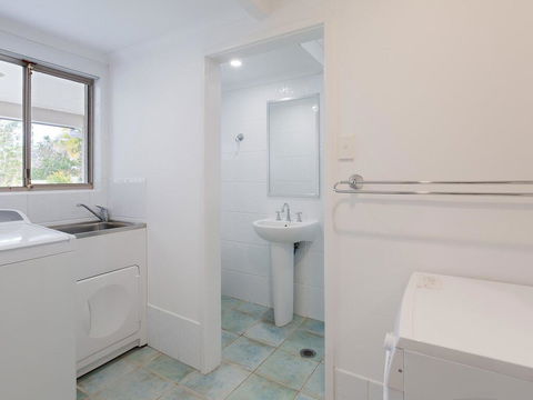 Beauty And The Beach', 88 Foreshore Drive - Large Home With WIFI & Water Views - Holiday Cairns 2