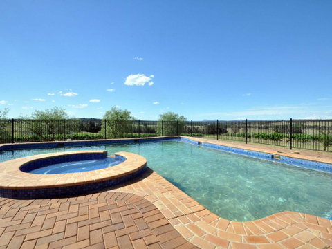 Beggars Bridge Vineyard Homestead W/ Pool + Wifi + Tennis + Vineyard - Holiday Cairns 0