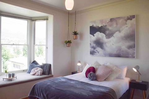 Best Location In Hobart! Luxury 4 Bedroom With Stunning Views - Holiday Cairns 1