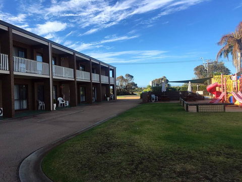 Black Swan Motor Inn - Holiday Cairns 2