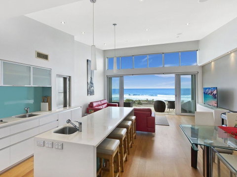 Blue Ribbon Beach Front - Holiday Cairns 1