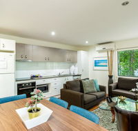 Bluewater 1 - Rainbow Shores Amazing Location Easy Walk To Beach Pool Aircon Outdoor spa - Holiday Cairns