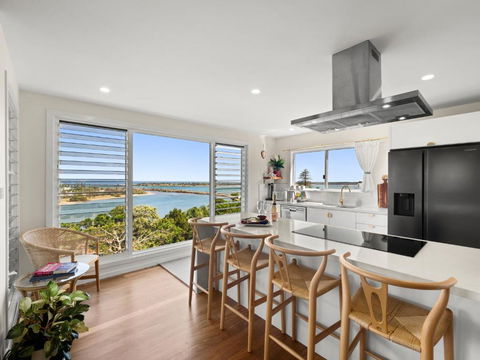 THE PENTHOUSE - Spectacular Views Of The Bay, And The Ocean! Only 150m To Shaws Bay - Holiday Cairns 0