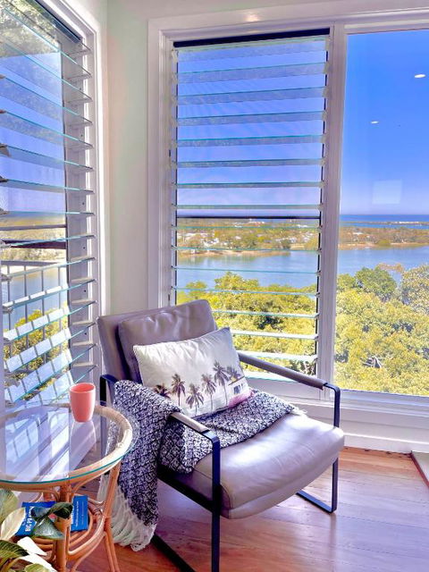 THE PENTHOUSE - Spectacular Views Of The Bay, And The Ocean! Only 150m To Shaws Bay - Holiday Cairns 1