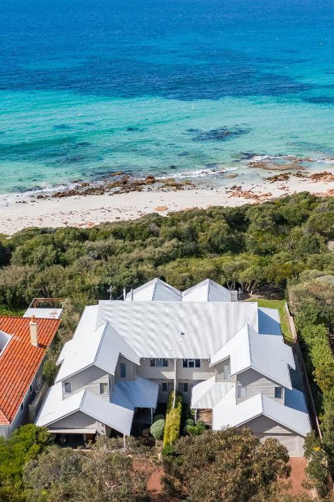 WATERFRONT - Holiday Cairns 0