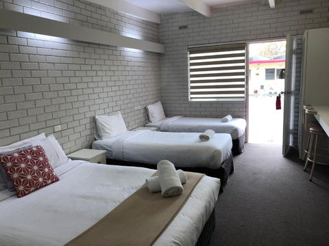 Wattle Motel - Holiday Cairns 2
